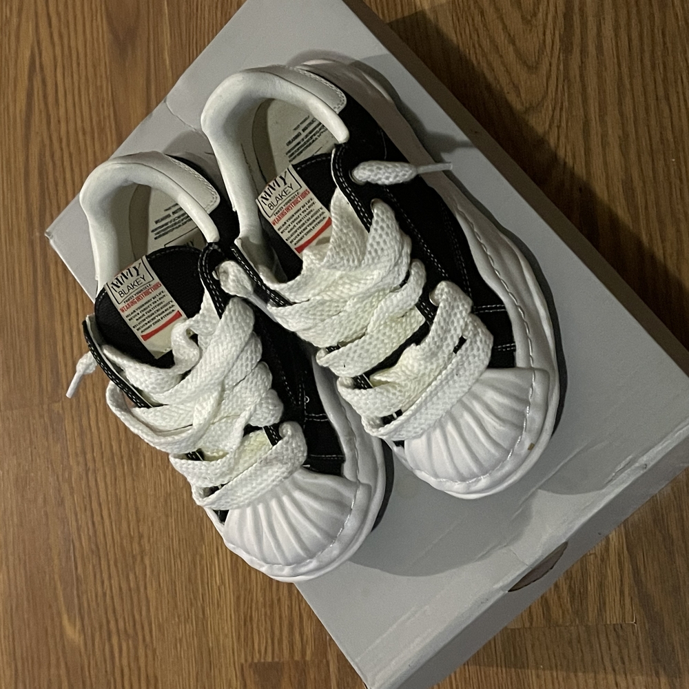 Maison Mihara Low-Top Sneaks with Chunky Shell Toe And Oversized Laces